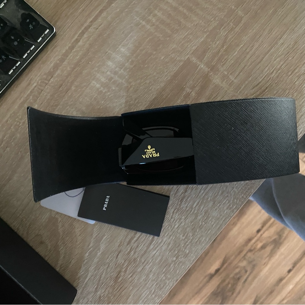 Prada sunglasses - Picture 4 of 8